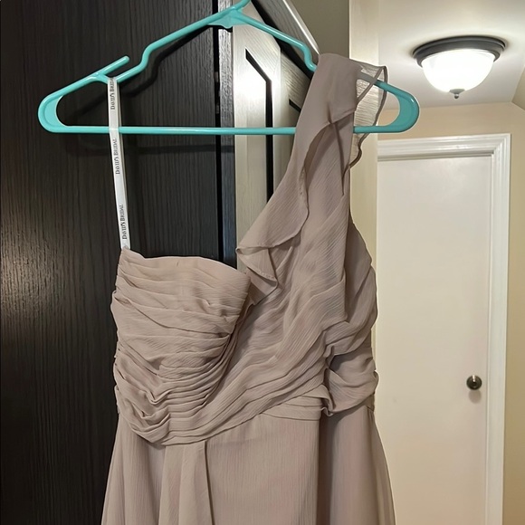 David's Bridal Elegant Gown in Cream - Picture 2 of 8